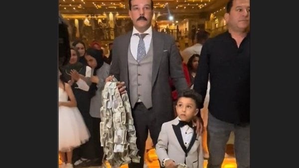 بسلاسل من الأموال.. نقطة عم وابنه الصغير للعروسين تلفت الانتباه
