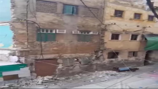 رعب وصراخ.. لحظة انهيار عقار من 4 طوابق في الإسكندرية (فيديو وصور)