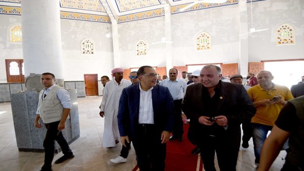 رئيس الوزراء يتفقد مسجدا وكنيسة يتم إنشاؤهما بمدينة نويبع