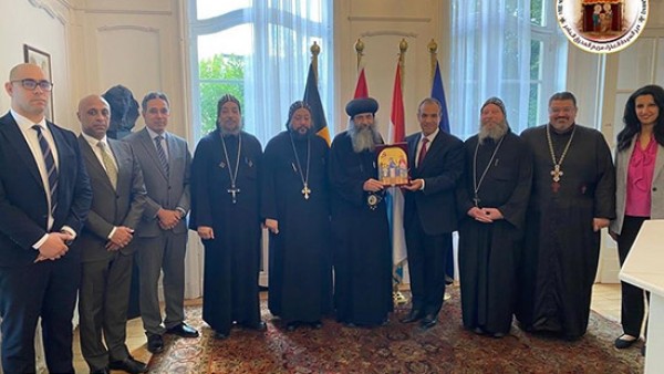 رئيس الدير المحرق يزور السفارة المصرية في بلجيكا