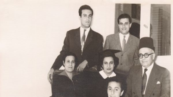 صور نادرة لـ مجدي يعقوب في كتاب سيرته الذاتية للجامعة الأمريكية.. «جراح ومتمرد»