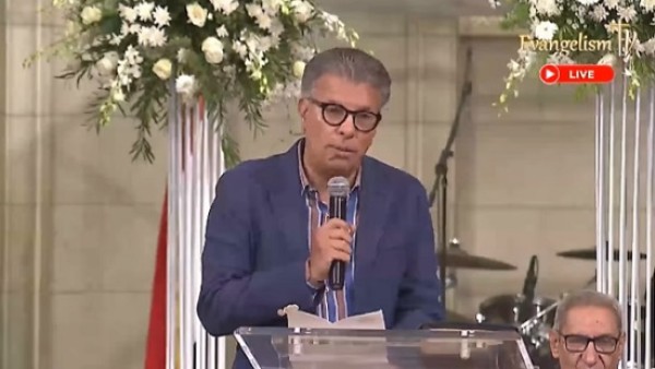 فيديو .. خالد منتصر يرثي د.مفيد سعيد بكنيسة قصر الدوبارة : قديس تعامل مع المريض كإنسان.. علمني ان الطب مش ميكانيكا تصليح البشر بل زرع بذور للارواح