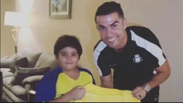 رونالدو يحقق حلم الطفل الإيراني "الباكي" ونادي النصر يعلق (فيديو)