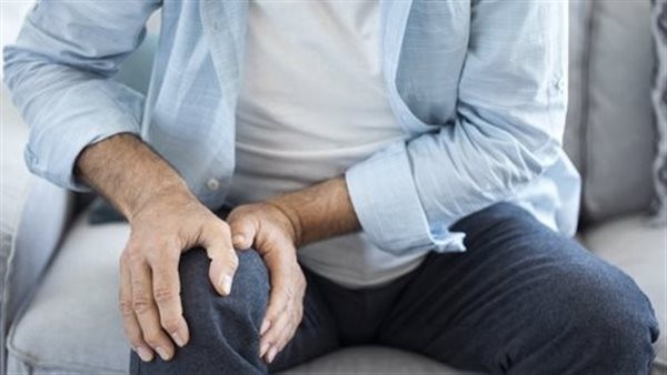 ما أسباب آلام الركبة؟.. استشاري يجيب