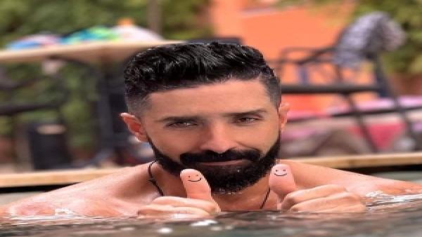 «فؤاد» فنان شامل يحول الصخور إلى لوحات فنية.. مدرب سباحة ومصمم وطيار
