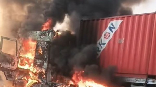 حـريق هائل في تريلا على الإقليمي بالقرب من كارتة بنها