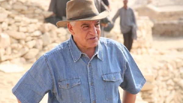 زاهى حواس: فيه 30 أو 40 كلب ضال في الهرم لازم نحافظ عليهم