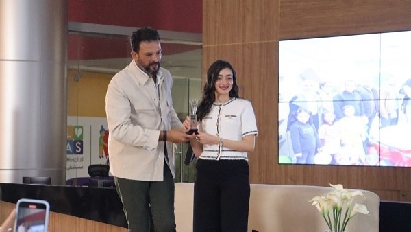 برعاية مؤسسة الجود الخيرية.. رجل الأعمال أيمن ممدوح عباس يُكرم الصحفية الفلسطينية «بلستيا العقاد» لدورها في نقل الأحداث بقطاع غزة