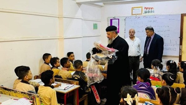 أطلقها المكتب البابوي للمشروعات .. مبادرة "علم واتعلم" تسلم 3500 شنطة لتلاميذ المدارس بالقاهرة والصعيد