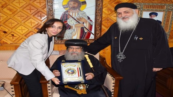 د.جاكلين عازر تكرم الأنبا باخوميوس وتهديه درع محافظة البحيرة : شخصية وطنية وإسهاماته كبيرة في تاريخ الوطن والكنيسة المصرية