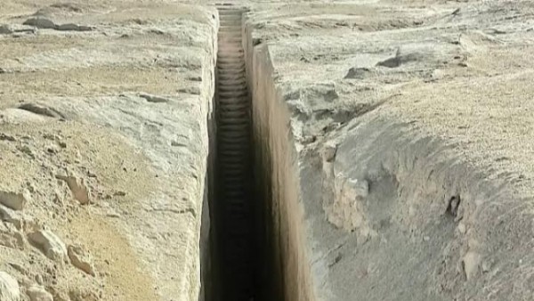 سر سرداب أبو رواش الغامض في صحراء دهشور.. يبدأ بشق رفيع وينتهي ببئر مياه