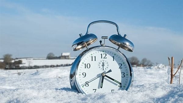 أخر ساعتك 60 دقيقة في هذا الموعد، اليوم العمل بالتوقيت الشتوي رسميا