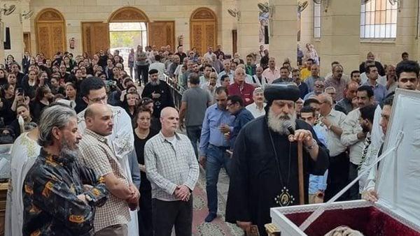 نظرة وداع.. صلوات تجنيز القمص مرقس ذكري بحضور الأنبا ميخائيل| صور