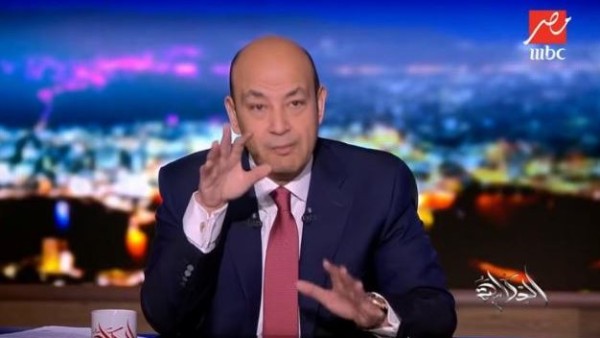 أسرع واحد.. عمرو أديب يدافع عن مطار القاهرة بعد فيديو هجوم لـ «بلوجر أجنبي»