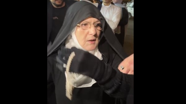 وصول شمس الباروي لمسجد عمر مكرم لتلقي عزاء زوجها حسن يوسف (صور)