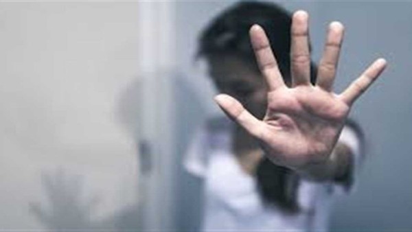 عامل ينكر الاعتداء على فتاة في كمبوند شهير أمام النيابة ويقر بخطأه للشرطة: «أنا غلطان»