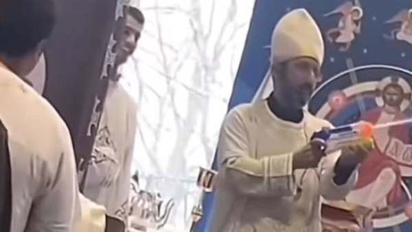 تصرف بريء من كاهن يثير السخط علي الفيس بوك