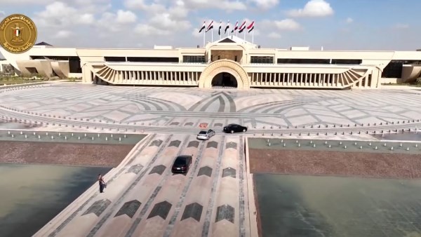 آيات قرآنية وصورة العدراء.. تزين جدران القصر الجمهوري بالعاصمة الإدارية الجديدة