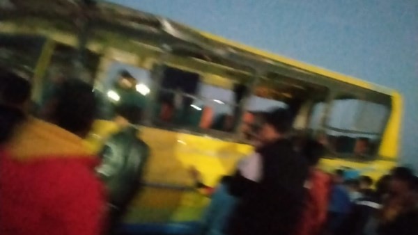 مصرع وإصابة 15 شخص في حادث تصادم أتوبيس مع سيارة نقل على الطريق الإقليمي