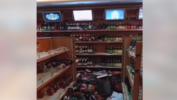 فيديو .. الفصائل المسلحة الجهادية تحطم زجاجات البيرة في مطار حلب .. خالد منتصر : الخطوة القادمة تكسير الجيتار ومنع اغاني فيروز