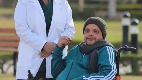 ظهر على كرسي متحرك.. حقيقة تدهور الحالة الصحية لـ محمد هنيدي؟