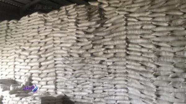 400 طن دقيق وأرز .. الداخلية تداهم مخازن مافيا السوق السوداء