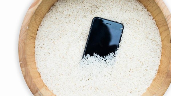 كلكم ترتكبون هذا الخطأ.. لماذا لا يجب وضع الهاتف المبلل في الأرز؟
