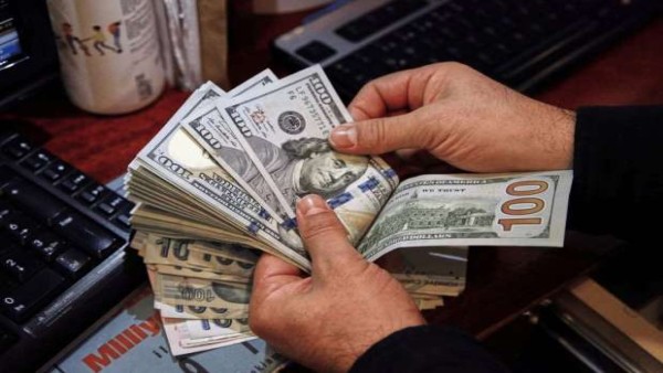 انهيار السوق السوداء للدولار بتراجع 20 جنيها.. وخبير اقتصادي يشرح الأسباب