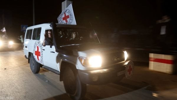 أدرعي ينشر أول صور للأسيرين الإسرائيليين، ويتحدث عن تفاصيل عملية اقتحام مبنى برفح