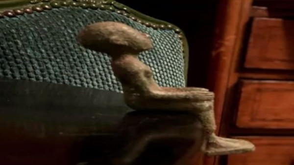 رحلة سياحية تتحول لكابوس.. أسامة كمال يكشف القصة الكاملة لاحتجاز سائحة فرنسية بسبب تمثال أثري .. قضت 8 أيام في غرفة 10 أمتار مع 40 شخصًا