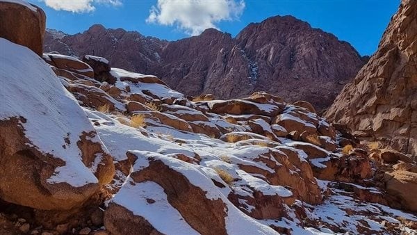 الجليد يصنع مناظر من وحي الخيال علي جبال سانت كاترين.. شاهد