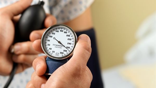 أعراض ارتفاع الضغط عند النساء.. بينها ألم شديد في الرأس