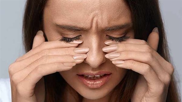 أسباب حرقة العين.. إجهاد العين والحساسية بينهم