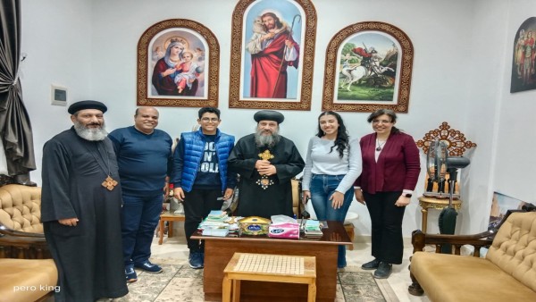 الأنبا بموا أسقف السويس يلتقي و يهنئ الطالب المثالي على مستوى الجمهورية و أسرته