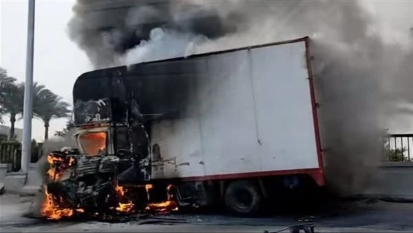 اللي فيها اتفحموا.. اشتعال سيارتين أعلى الطريق الدائري بالجيزة