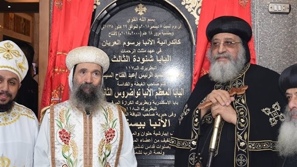 بدء إلقاء نظرة الوداع على جثمان الأنبا بيسنتي أسقف حلوان والمعصرة (صور)