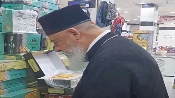 فيديو .. راعى الكنيسة الكاثوليكية بالغردقة يشتري كعك عيد الفطر لتوزيعه على الأسر الأكثر احتياجا