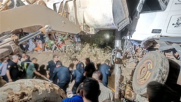 اللقطات الأولى لاقتحام سيارة نقل مقهى في أسوان ومصرع وإصابة عدد من المواطنين (صور)
