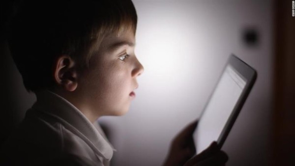تقرير فرنسي خطير: يجب منع الأطفال من استعمال الهواتف قبل هذه السن