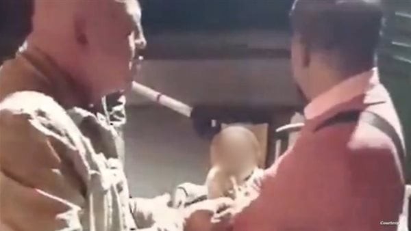 تركي يعتدي بالضرب على مواطن مصري أمام طفلته القعيدة ويهدده بالموت (فيديو)