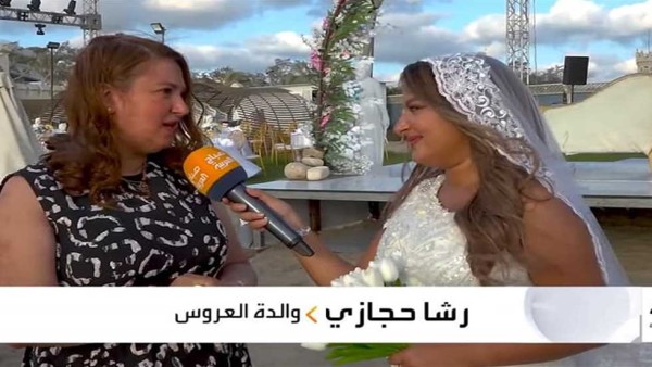 مذيعة مصرية تقدم تقارير تليفزيونية على الهواء ليلة زفافها.. ما القصة؟ (فيديو)