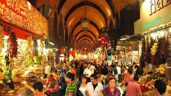 تركيا.. حريق ضخم يلتهم «السوق المصري» وسط إسطنبول| فيديو