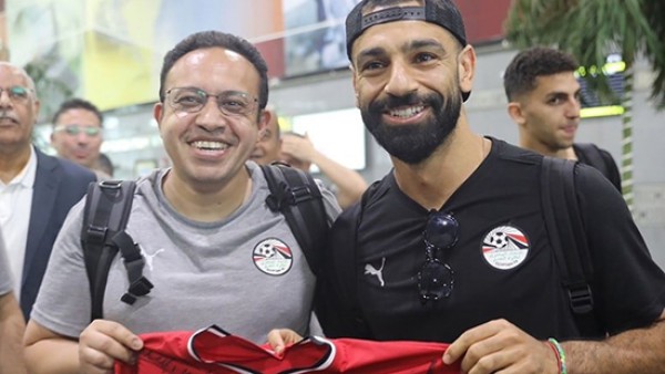 صلاح يحتفل بطبيب منتخب "الفراعنة"