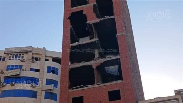 إزالة برج سكني مكون من 14 طابقا بالمحلة (صور)