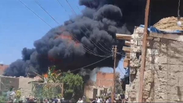 حريق هائل بمخزن كاوتش بمنطقة السلام.. والحماية المدنية تسيطر على النيران