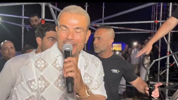 اتغير بعد واقعة الصفع، عمرو دياب يلبي طلب معجب طلبت "سيلفي" بحفله في لبنان (فيديو)