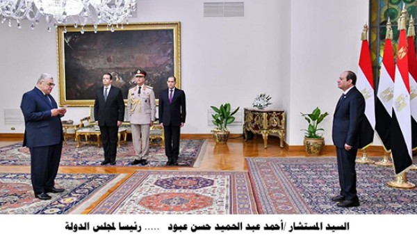 السيسي يشهد أداء حلف اليمين للمستشار أحمد عبد الحميد رئيسا لمجلس الدولة ويمنح وسام الجمهورية من الطبقة الأولى للمستشار عادل فهيم