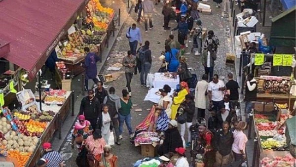 خالد منتصر يستنكر انتشار القمامة والعشوائية بأحد شوارع فرنسا بسبب المهاجرين: كفر باريس دخلوا اليها أفواجا