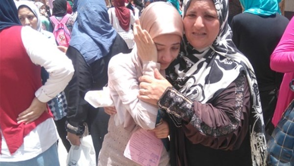 هدية من السما وتعجيزي.. آراء الطلاب في امتحان الثانوية العامة اليوم لـ العلمي والأدبي
