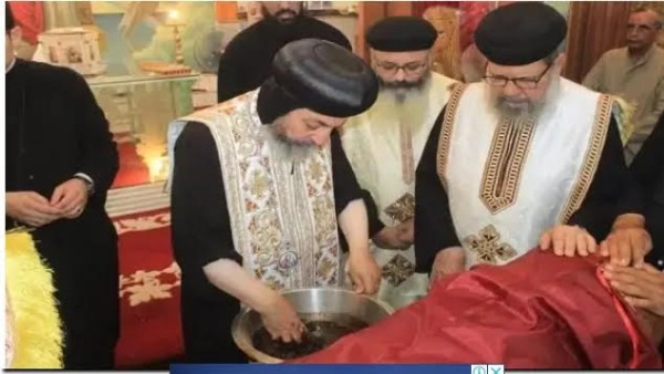 بالصور.. تطيب جسد القديس إبراهيم البسيط في الاحتفالات بعيد نياحته